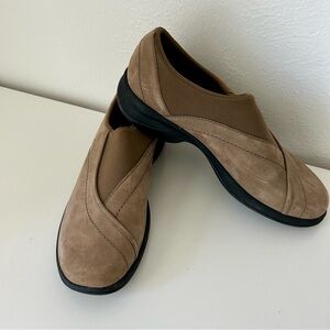 EUC - Women’s Topo Merrel Slipons, taupe, size 8.5